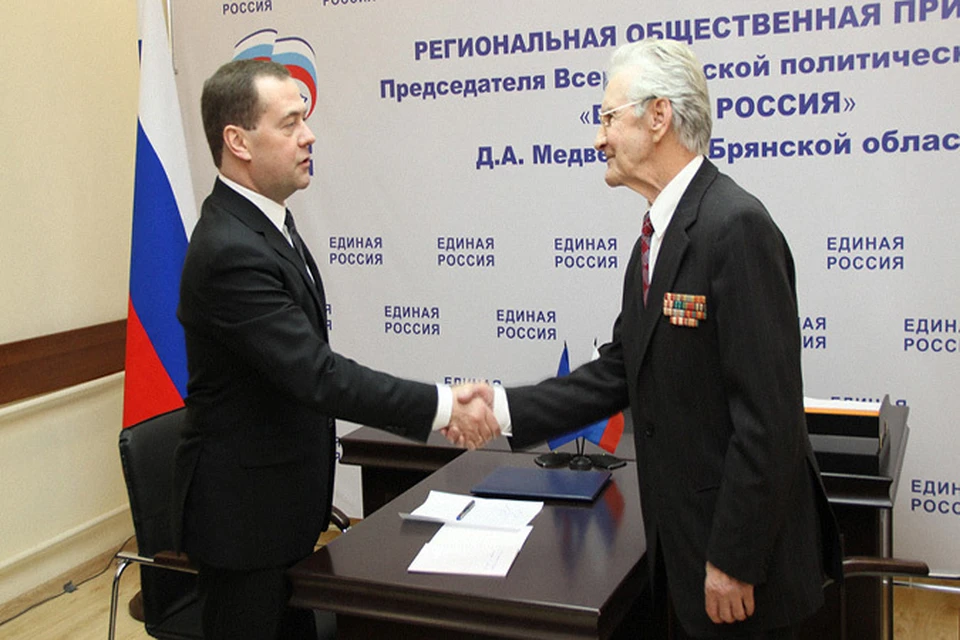 Дмитрий Медведев с ветераном Великой Отечественной войны Борисом Шапошниковым.
