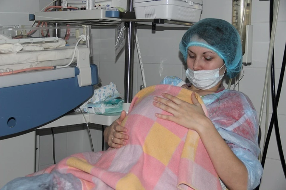 Мамочки согревают малышей теплом своего тела и такая терапия, по мнению врачей, весьма эффективна.