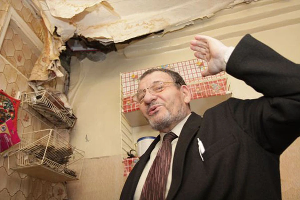 Над головой Александра Крупка больше 10 лет рушится потолок. Фото: Российская газета