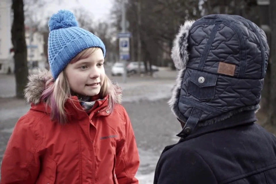 Эстонская девочка стала разговаривать по-русски с мальчиком в ушанке, только узнав, что он турист из Мурманска. Фото: youtube.com