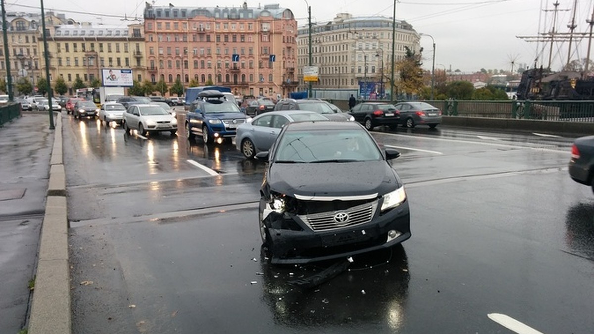 Серые машины чаще попадают в аварии, а черные и белые - их устраивают -  KP.RU