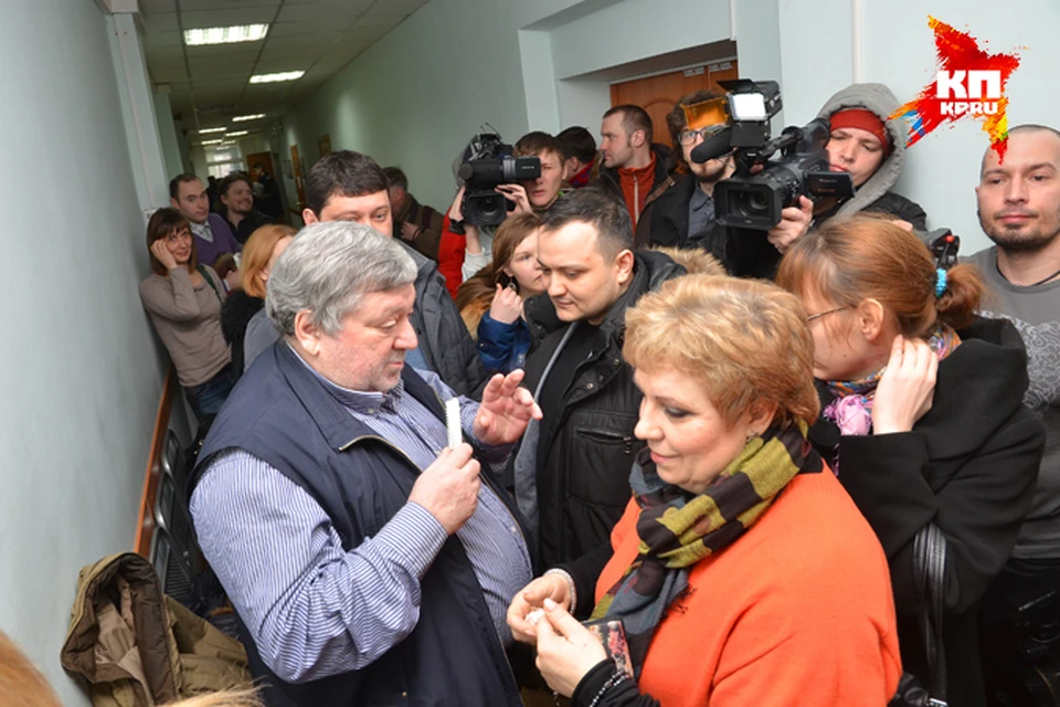 В коридорах Центрального суда не протолкнуться: очень много людей пришли поддержать директора новосибирского оперного Бориса Мездрича (на фото слева).