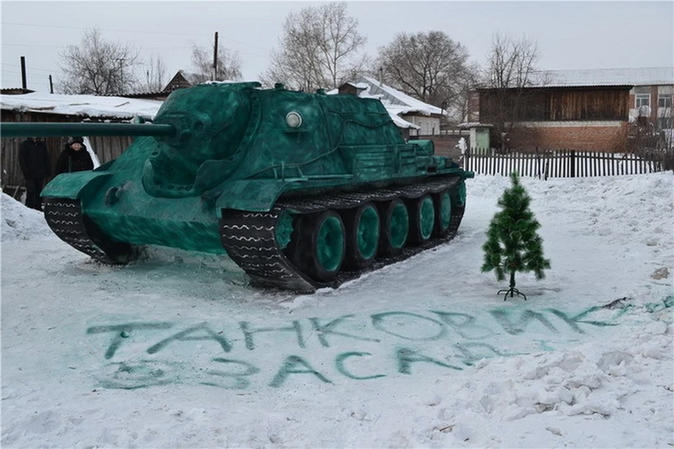 Истребитель танков приходилось укрывать от солнечных лучей, чтобы он не растаял. Фото: Александр ЖУЙКОВ