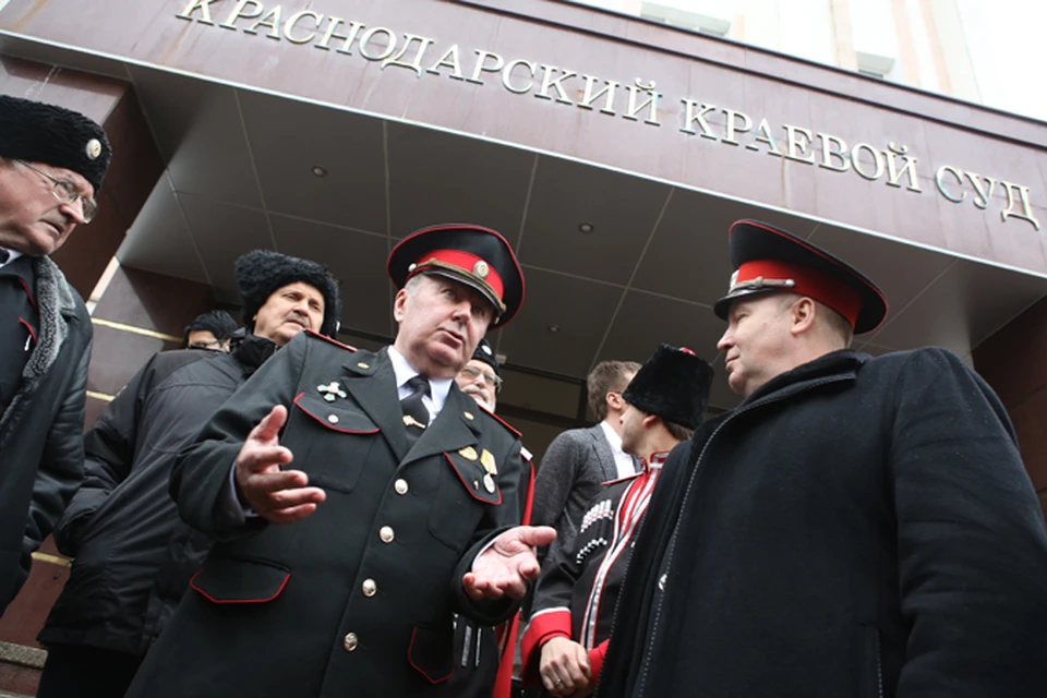 В зале присутствовал и чудом выживший при покушении на него заматамана Анапы Николай Нестеренко (в центре )