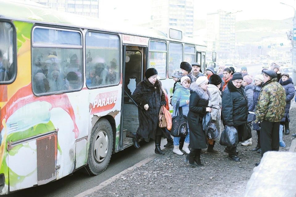 Пока чиновники «режут» маршрут, пассажиры штурмуют автобусы
