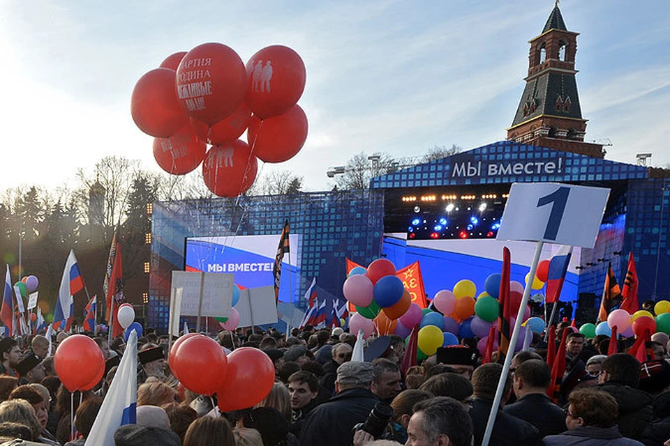 В Москве проходит многотысячный митинг в честь присоединения Крыма к РФ