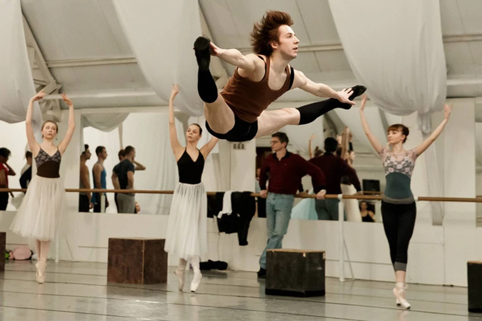 Новый проект рассказывает о том, что происходит за кулисами Театра классического балета. Фото: канал «Ю»