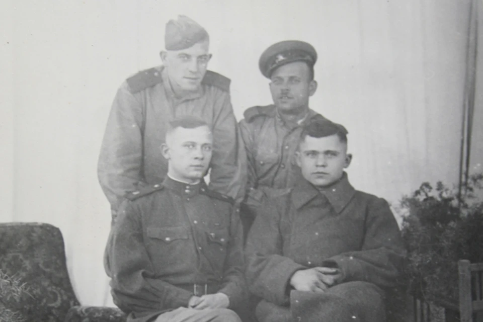 Владимир Желтов с боевыми товарищами (сидит слева).