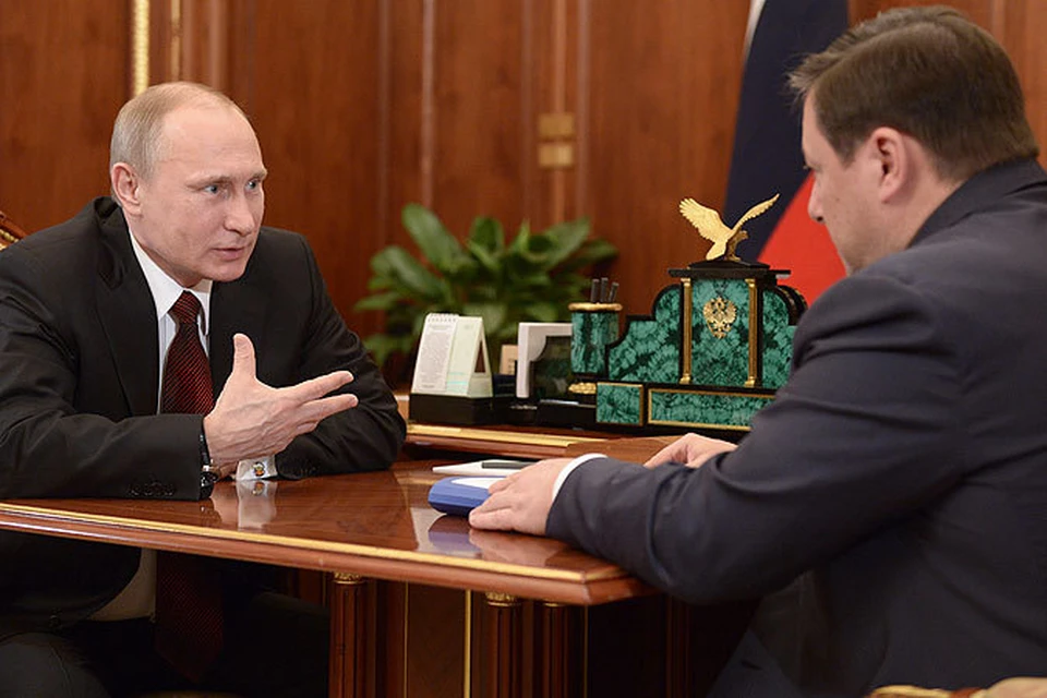 Президент России Владимир Путин (слева) и заместитель председателя правительства РФ Александр Хлопонин во время встречи в Кремле.