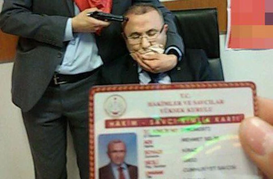 Террористы захватили прокурора Стамбула и приставили ему пистолет к голове