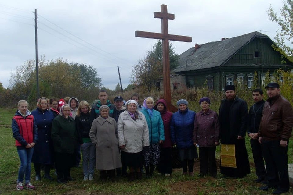 Сейчас на месте будущей часовни установлен крест. Фото из личного архива Надежды Румянцевой.