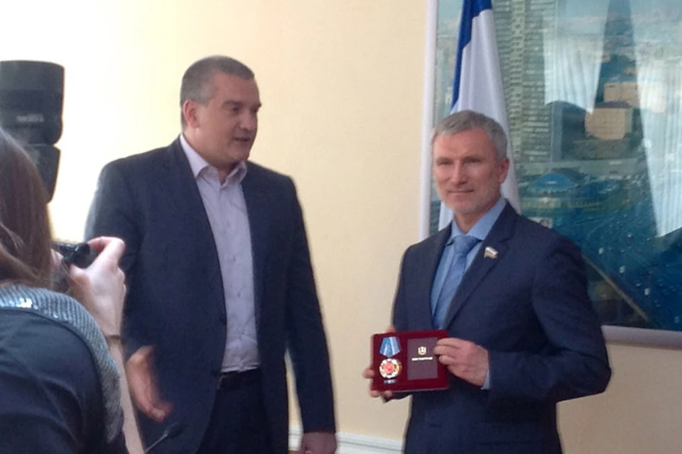 Сергей Аксенов вручил ордена и медали группе российских политических и общественных деятелей.