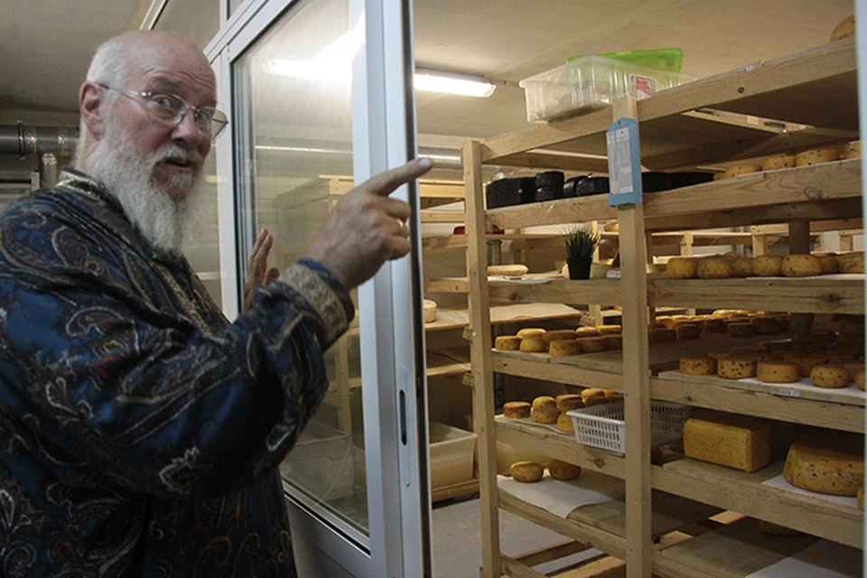 Цена сыра «на месте» - 1000 рублей за килограмм любого сорта и вида.