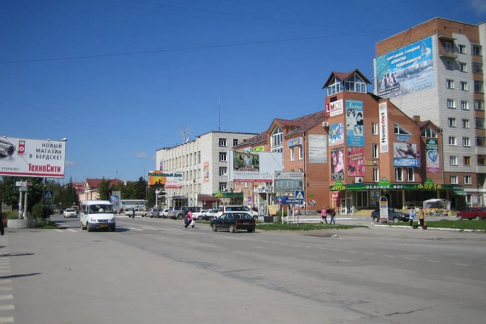 Вот так выглядит площадь Горького - главная площадь Бердска. Вполне себе уютный сибирский город, и совсем не обшарпанный… Фото: www.berdskadm.ru