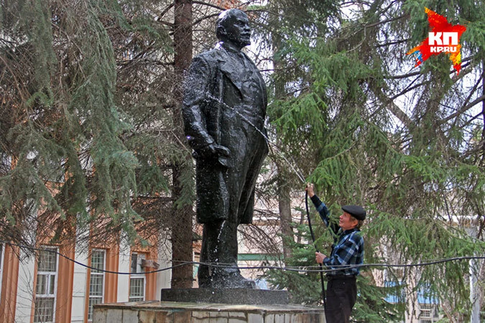 Памятник Ленину на территории агрегатного завода решили освежить к 145-летию вождя.