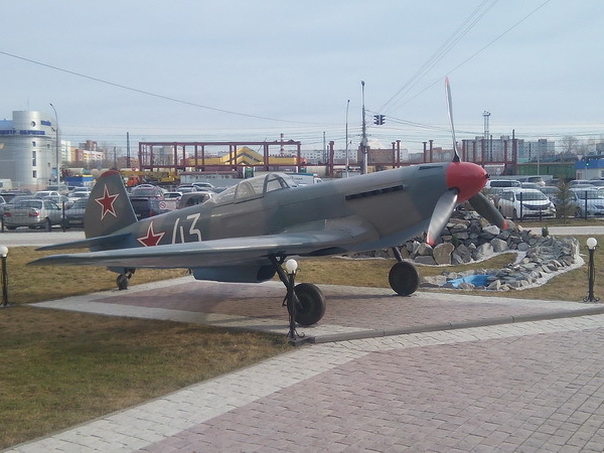 Покрышкин колледж сайт. Новосибирск музей авиации Покрышкин. Покрышкина колледж самолет. Самолет Покрышкина як 9.