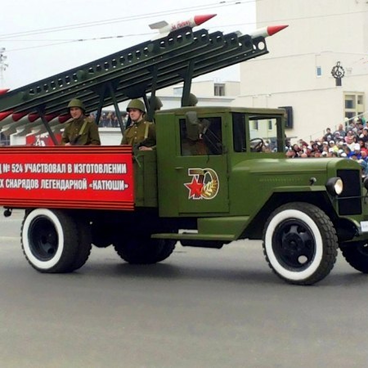 Парад Победы 9 мая в Ижевске: около 500 участников «Бессмертного полка»,  залп «Катюши» и «Виллис» Первого Украинского фронта - KP.RU