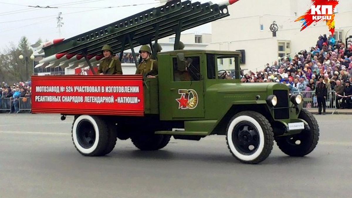 Парад Победы 9 мая в Ижевске: около 500 участников «Бессмертного полка»,  залп «Катюши» и «Виллис» Первого Украинского фронта - KP.RU