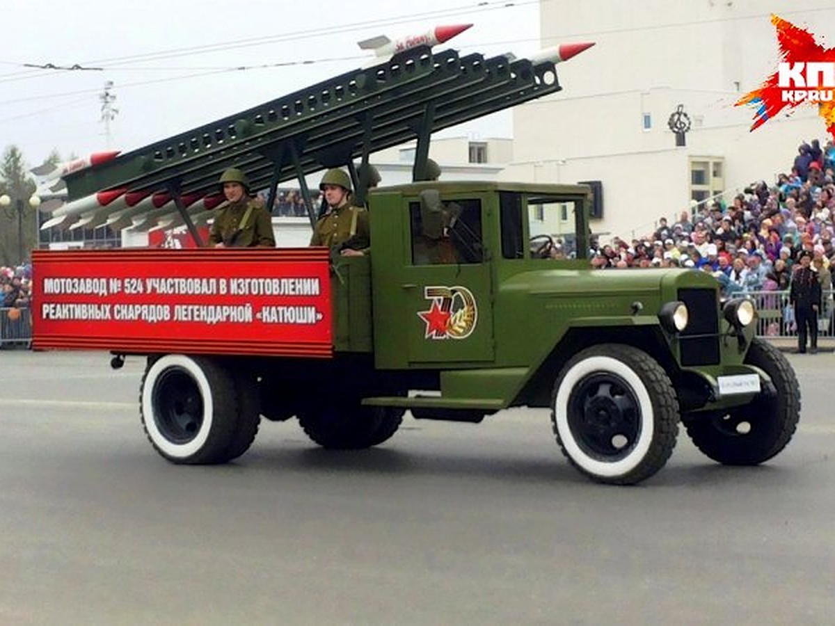 Парад Победы 9 мая в Ижевске: около 500 участников «Бессмертного полка»,  залп «Катюши» и «Виллис» Первого Украинского фронта - KP.RU