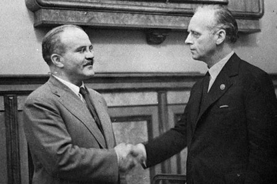 "Заключая пакт "Молотов-Риббентроп" в 1939 году Советский Союз действовал исходя из национальных интересов."