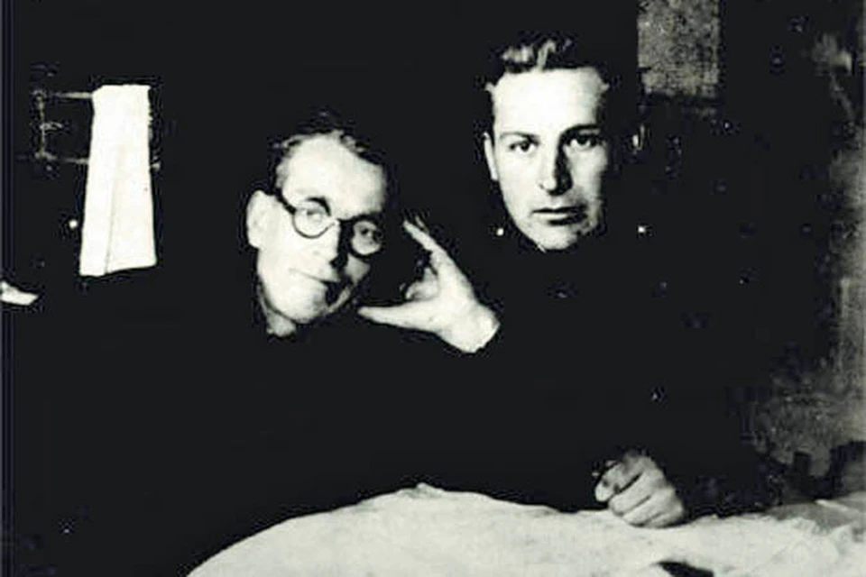 Алексей Фатьянов (справа) и Василий Соловьёв-Седой, 1942 год. Фото: wikipedia.org