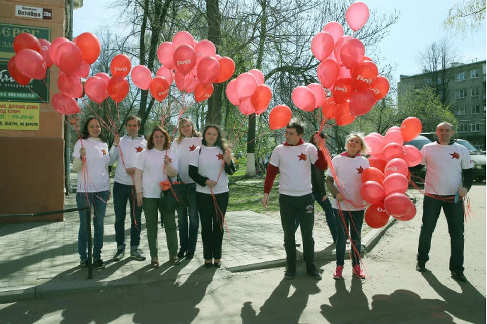 В память о тех, кто воевал, молодежь СЖД выпустила в воздух несколько десятков шаров. Фото: пресс-служба СЖД.