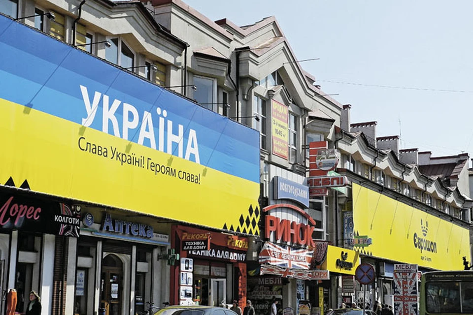 На незалежной «слава героям» располагается прямо на рынке - справа от магазина, торгующего секонд-хендом. Фото: Сергей ПОНОМАРЕВ