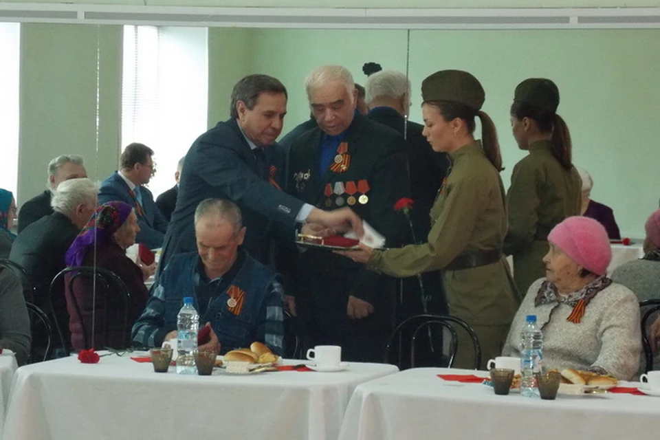 28 апреля губернатор Новосибирской области лично поздравил с праздником ветеранов, живущих в Искитимском районе, и вручил им медали к 70-летию Победы. Фото: Наталья КРИВОЛАПОВА
