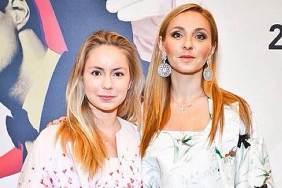 Татьяна Навка пару дней назад попозировала фотографам на светском мероприятии вместе с дочерью Александрой