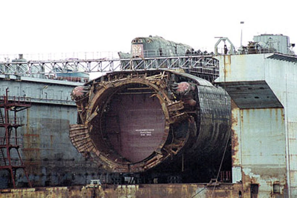 Поднятый с морского дна подводный крейсер - в росляковском доке. Фото: Лев ФЕДОСЕЕВ.