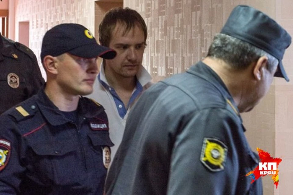 Андрея Серебренникова ведут в зал под присмотром конвоиров. Фото: Юлия Лоза.