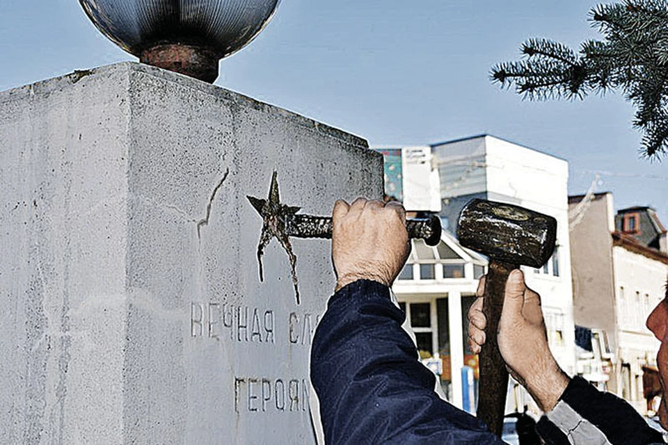 Красные звезды и «неправильные» названия с Обелиска Славы в Мукачеве сбивали кувалдой и зубилом. Фото: ponorama-mukachevo.com