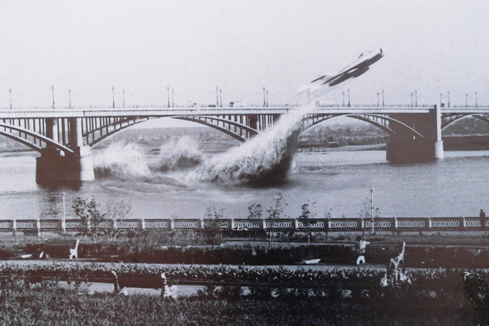 Фотографий невероятного полета не существует, однако есть снимок моста с пририсованным к нему истребителем.