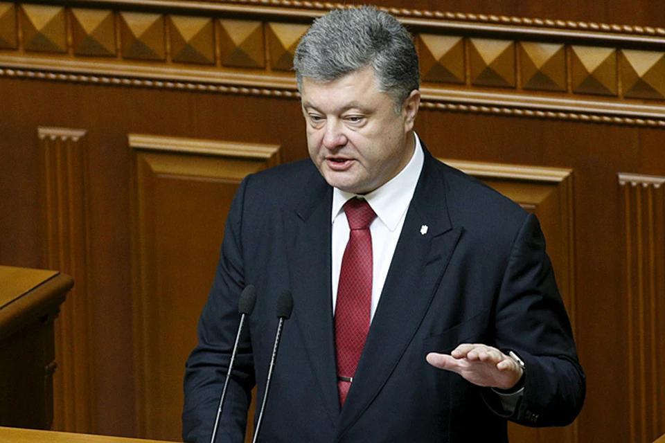 Занимающий пост кресло главы Украины Петр Порошенко приехал в парламент доложить об итогах года своего правления и планах на будущее