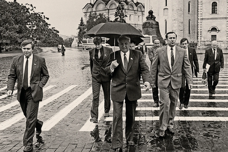 Председатель Верховного Совета РСФСР Борис Ельцин (в центре) перед утренним заседанием первого съезда народных депутатов. 31 мая 1990 г. Фото: ТАСС