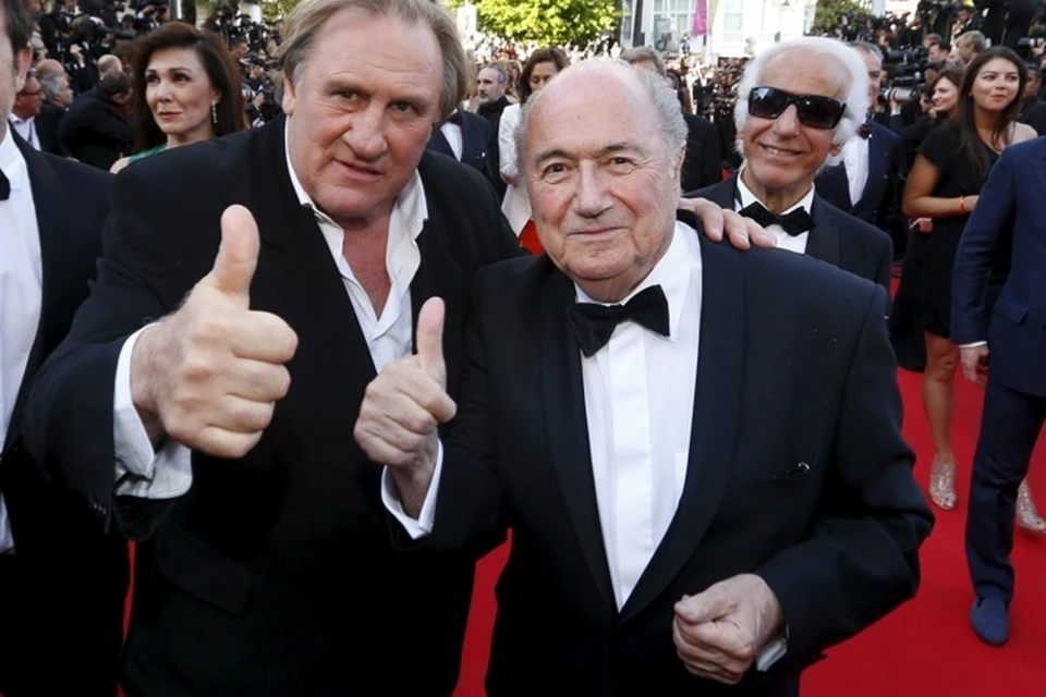 Блаттера поддержал и актер Жерар Депардье.