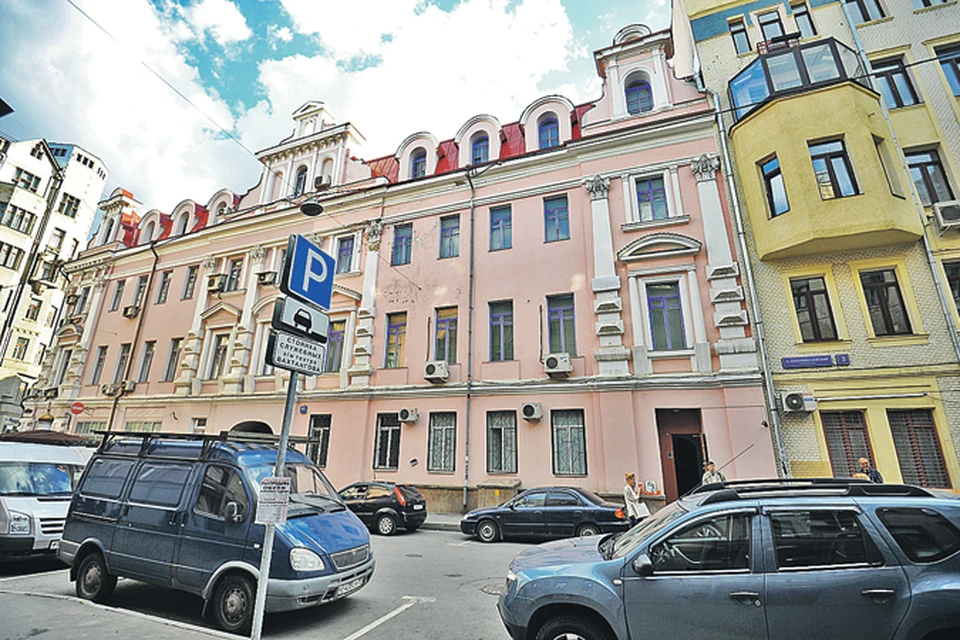 В этом особняке  в Новопесковском переулке целительнице принадлежали несколько этажей. Сколько именно - еще предстоит выяснить наследникам.