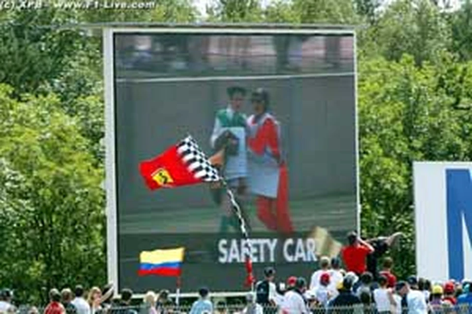 Во время гонки Гран-при Великобритании этот сумасшедший выбежал на трассу!