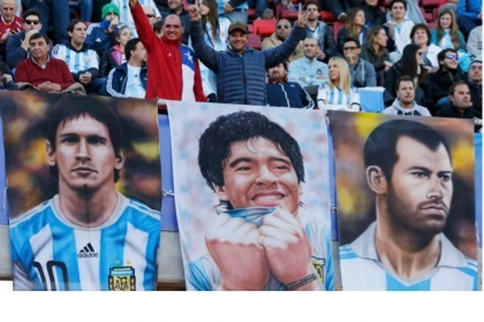 На фото (слева-направо) главные аргентинские звезды: Месси, Марадона и Маскерано.