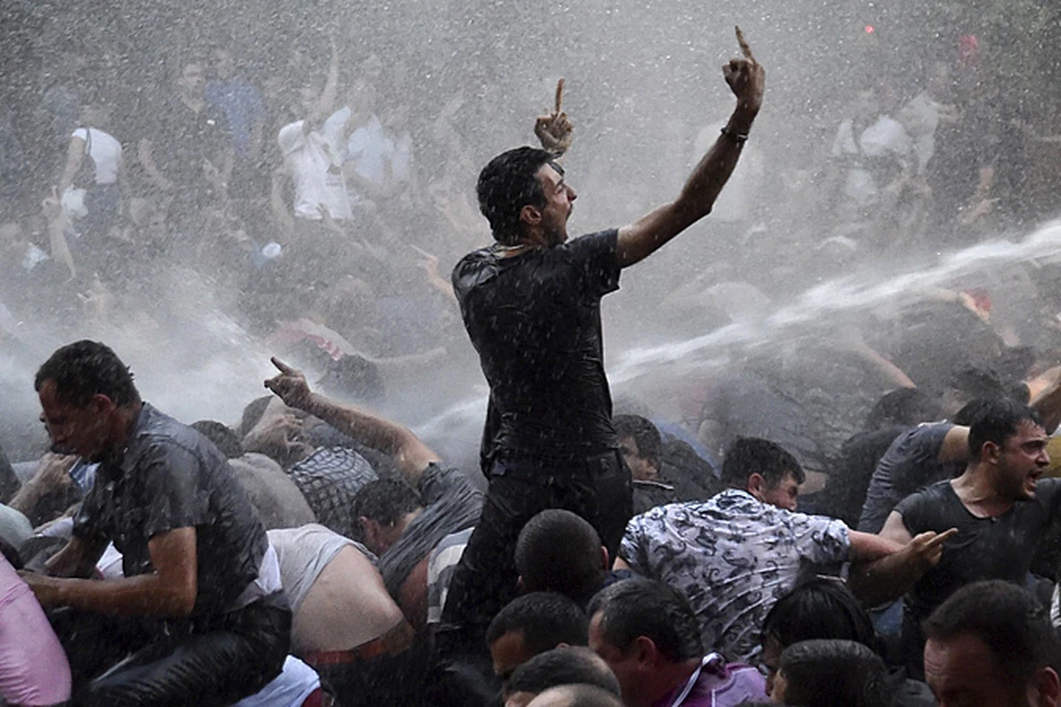 Армянская полиция под утро 23 июня с помощью водометов разогнала участников массового митинга