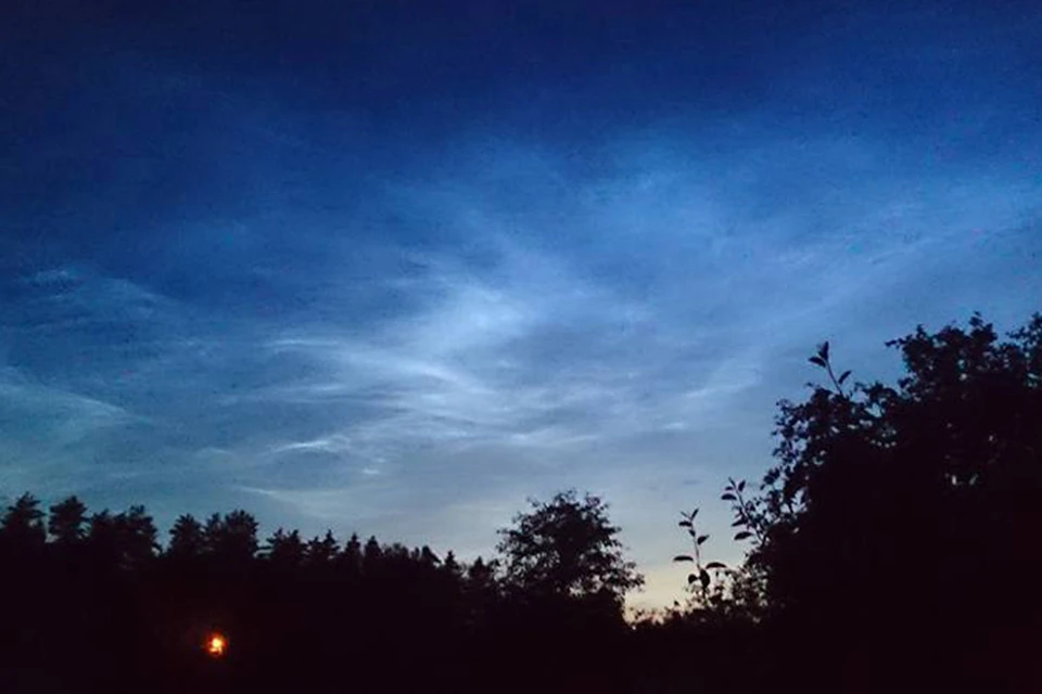 Наконец-то. Неуловимые серебристые облака, природа которых так до конца и не выяснена наукой, загорелись над столицей в ночь на среду. Фото из фэйсбука Павла Алашкина