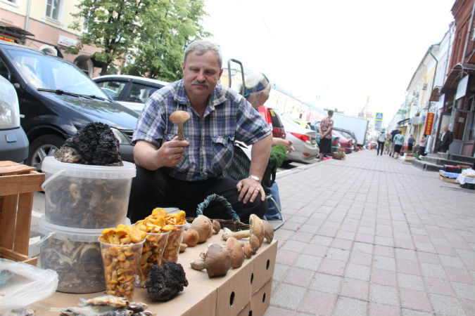 Грибы уже вовсю продают в центре Ярославля.