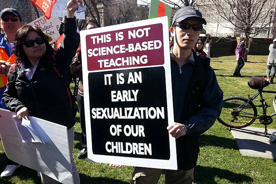 Шокированные родители сразу начали проводить митинги против нового сексобраза. Фото Эвелины Азаевой