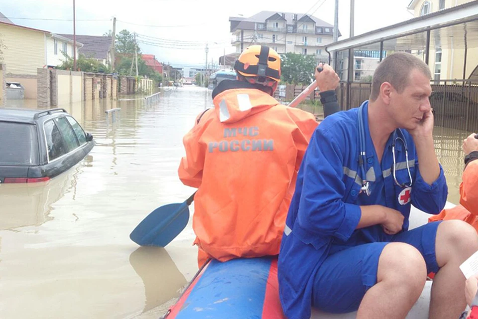Спасатели на лодках вывозили людей из пострадавших районов города. Фото: ЮРПСО ГУ МЧС России