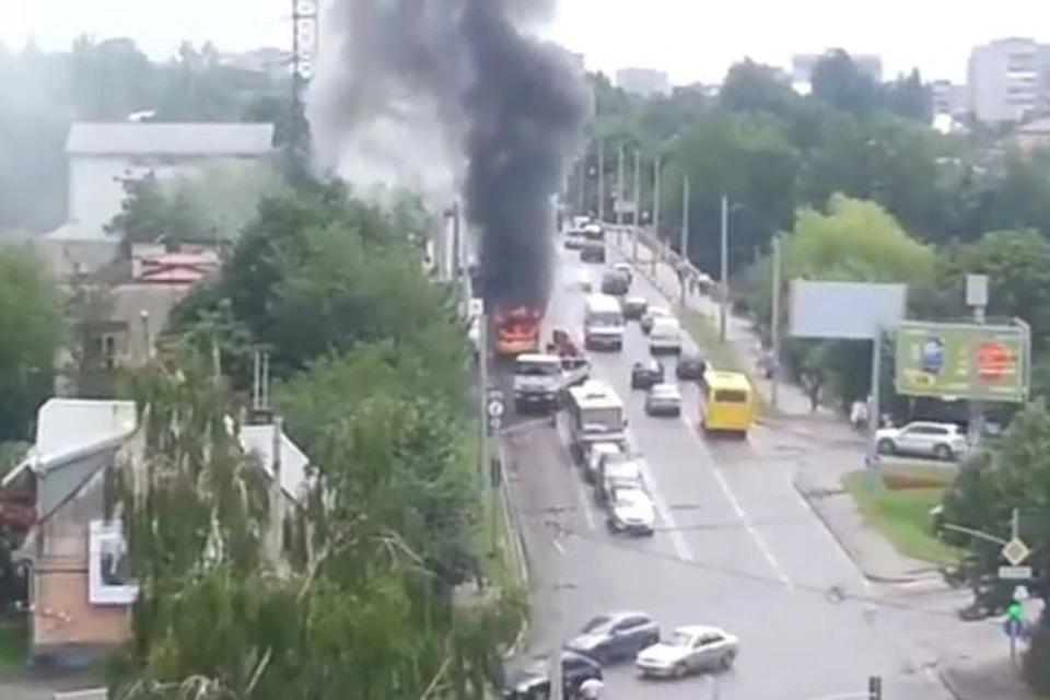 По улицам Львова прокатился горящий троллейбус ФОТО: Кадр из видео