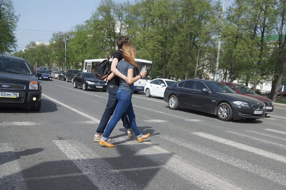 Челябинские водители снижают скорость и пропускают пешеходов под камерами наблюдения