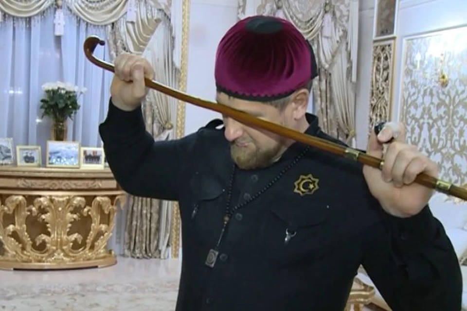 Рамзан Кадыров и священный посох. Фото: Телевидение ЧР.