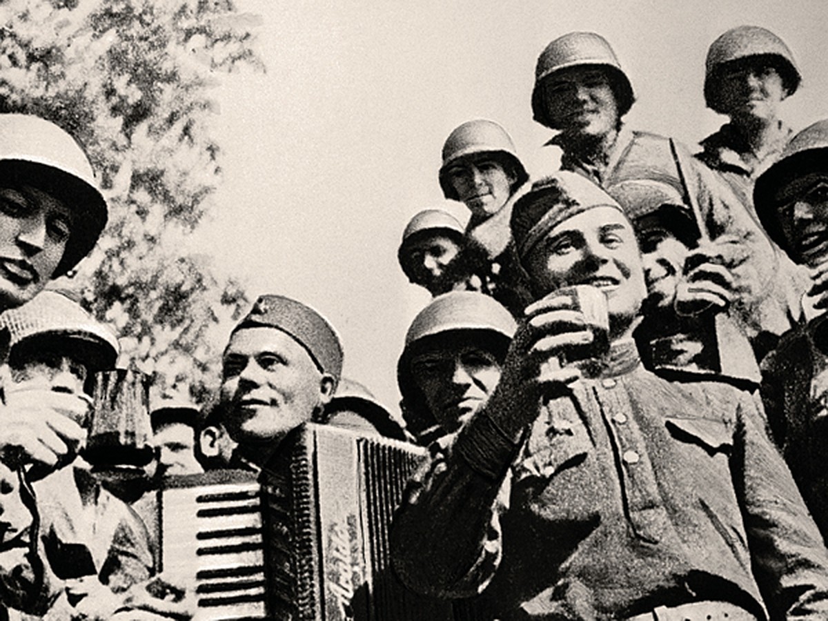 Советские солдаты поют
