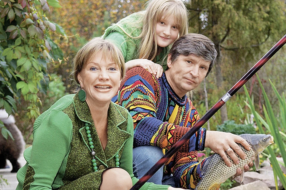 Этот снимок был сделан в 2006 году. Актриса с дочерью Полиной и третьим мужем Андреем Тришиным.