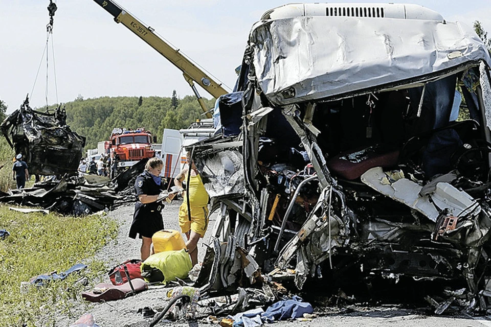 Последствия аварии под Красноярском: пассажирский автобус раскрошило в труху, фура сгорела в пепел. Погибли 11 человек, 44 ранены.